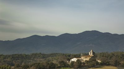 esglesia_sanata_amb_montseny_al_fons_2